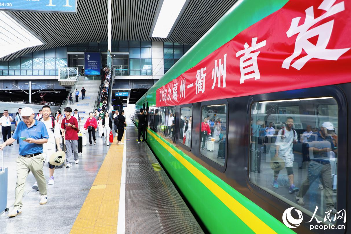 乘客在首趟“周寧有鯉號(hào)”動(dòng)車(chē)組列車(chē)旁候車(chē)。人民網(wǎng) 李唯一攝