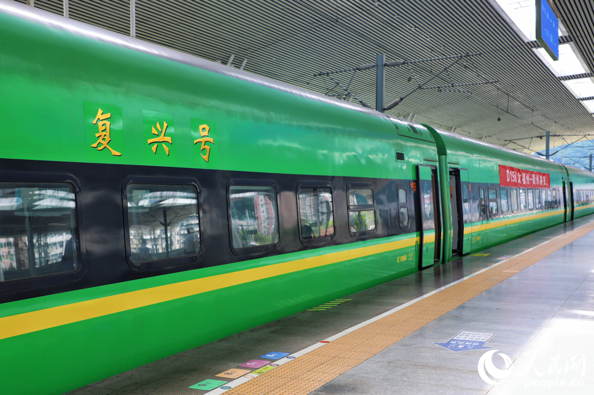 “周寧有鯉號”動車組列車。人民網(wǎng) 李唯一攝