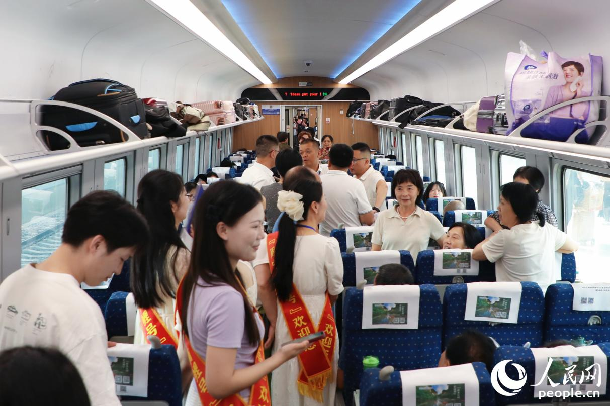 首批乘客登上“周寧有鯉號”動車組列車。人民網(wǎng) 李唯一攝