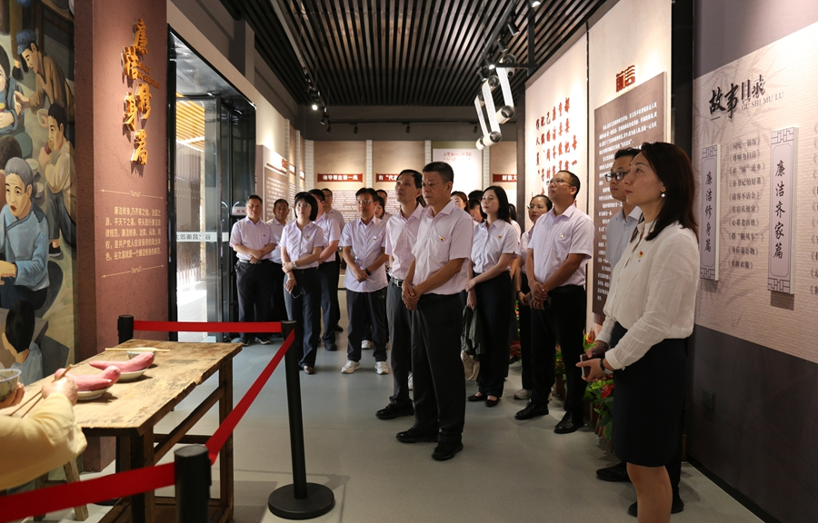 黨員們參觀谷文昌廉政教育主題館。農(nóng)行漳州分行供圖