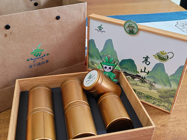 實(shí)踐隊(duì)設(shè)計(jì)的壽寧高山茶產(chǎn)品包裝、“茶小俠”IP文創(chuàng)、LOGO