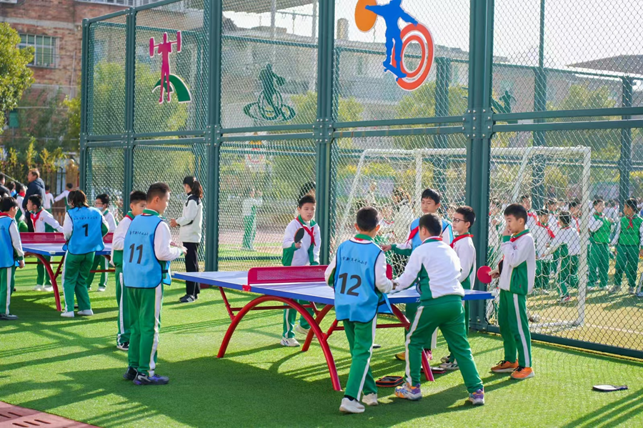 泉州市新華中心小學學生在操場上開展球類運動。泉州市新華中心小學供圖