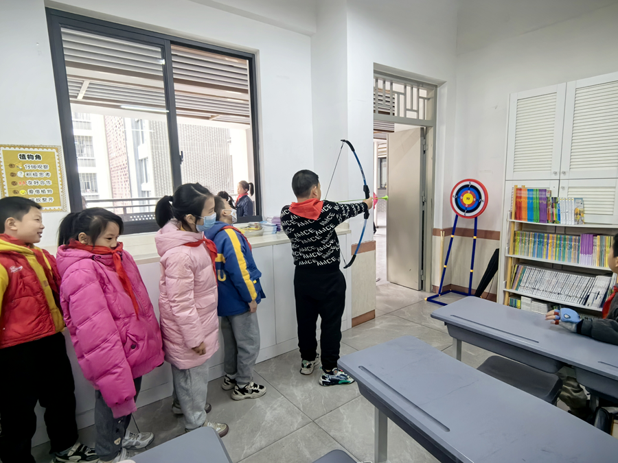 小課間，福州市達明小學學生在室內排隊玩射擊游戲。福州市達明小學供圖