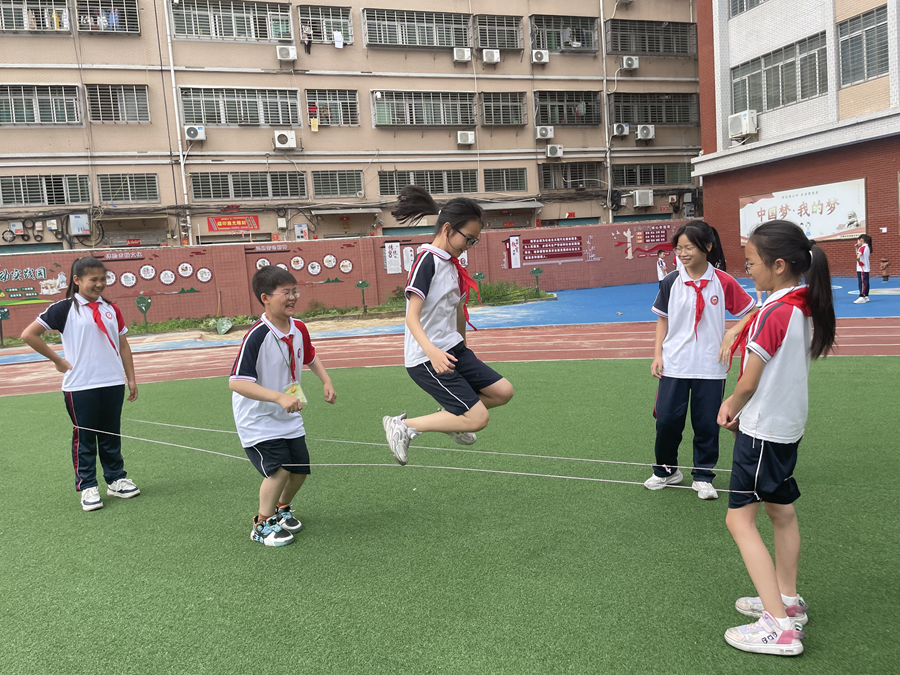 石獅市靈秀鎮(zhèn)古洋小學學生們課間在操場上玩“跳皮筋”。石獅市靈秀鎮(zhèn)古洋小學供圖