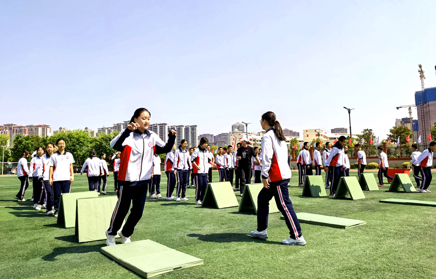 福建師范大學泉州附屬中學初中生在課間玩障礙體能跨越挑戰(zhàn)。福建師范大學泉州附屬中學供圖