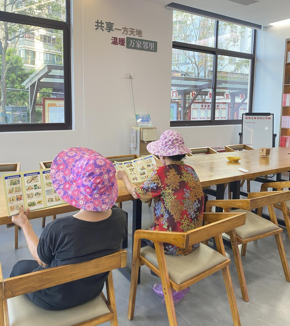 環(huán)衛(wèi)工人黃阿姨和王阿姨下班后在驛站小憩。龍江街道供圖