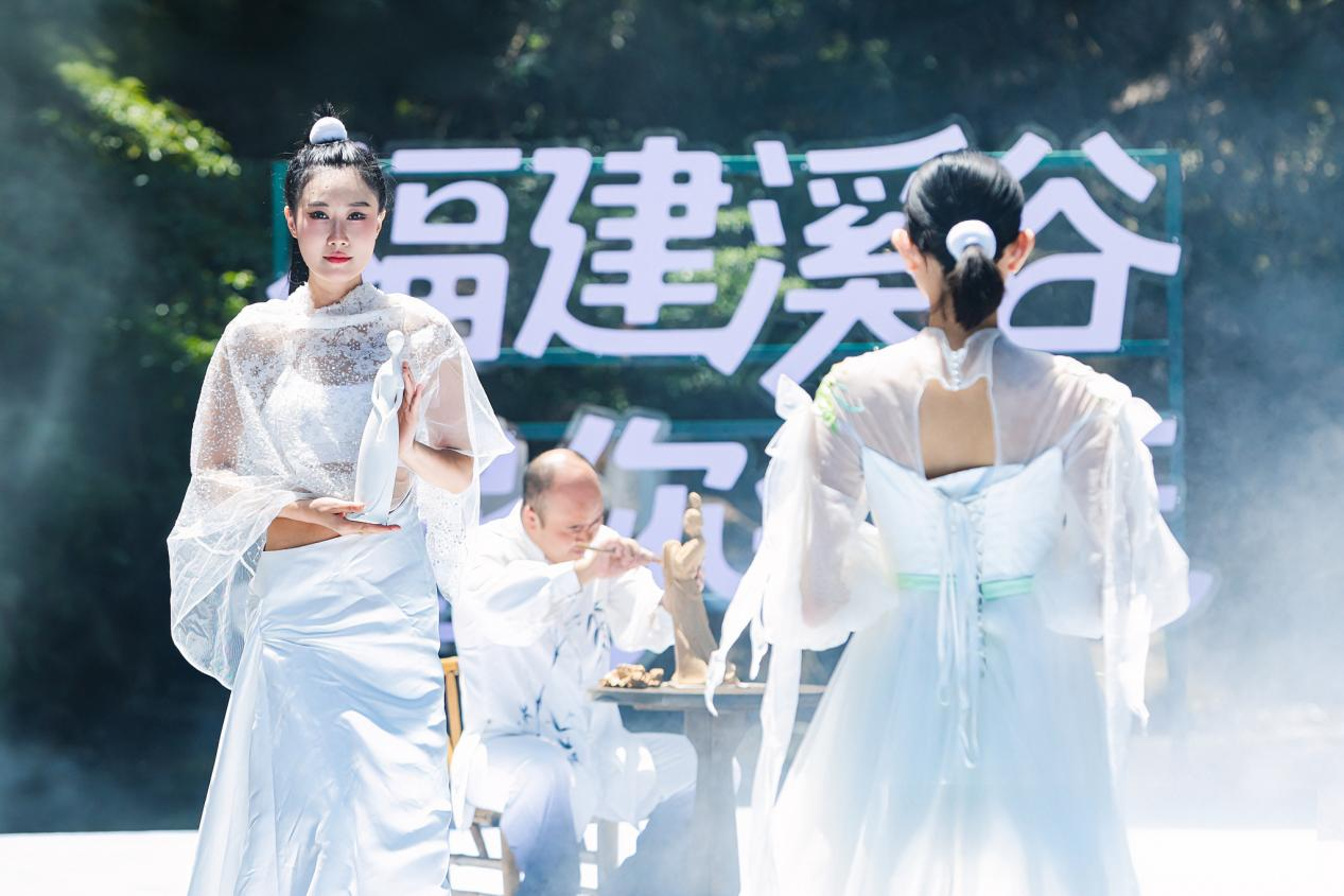 德化瓷亮相“溪谷瓷韻·花漾德化”溪谷T臺(tái)秀。主辦方供圖
