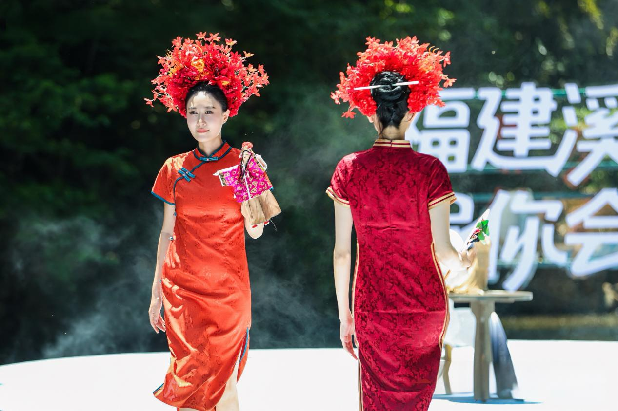 蟳埔女服飾亮相“溪谷瓷韻·花漾德化”溪谷T臺(tái)秀。主辦方供圖