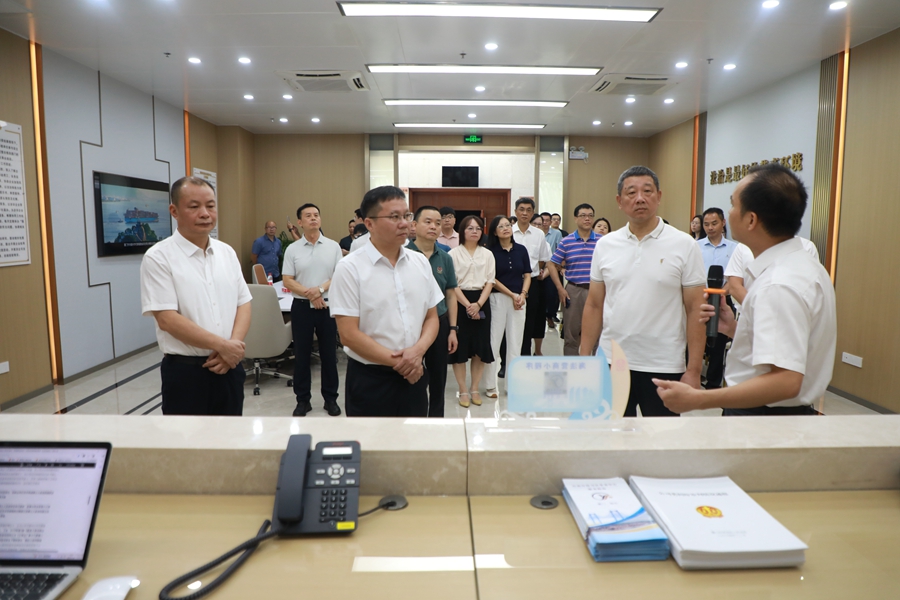 海滄區(qū)政法、職能部門相關(guān)負(fù)責(zé)人和企業(yè)代表等參觀事務(wù)中心。海滄法院供圖