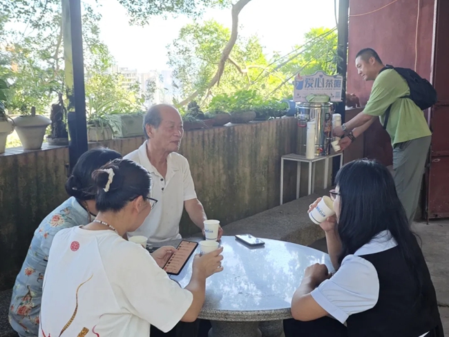愛心茶攤邊，市民們圍坐喝茶