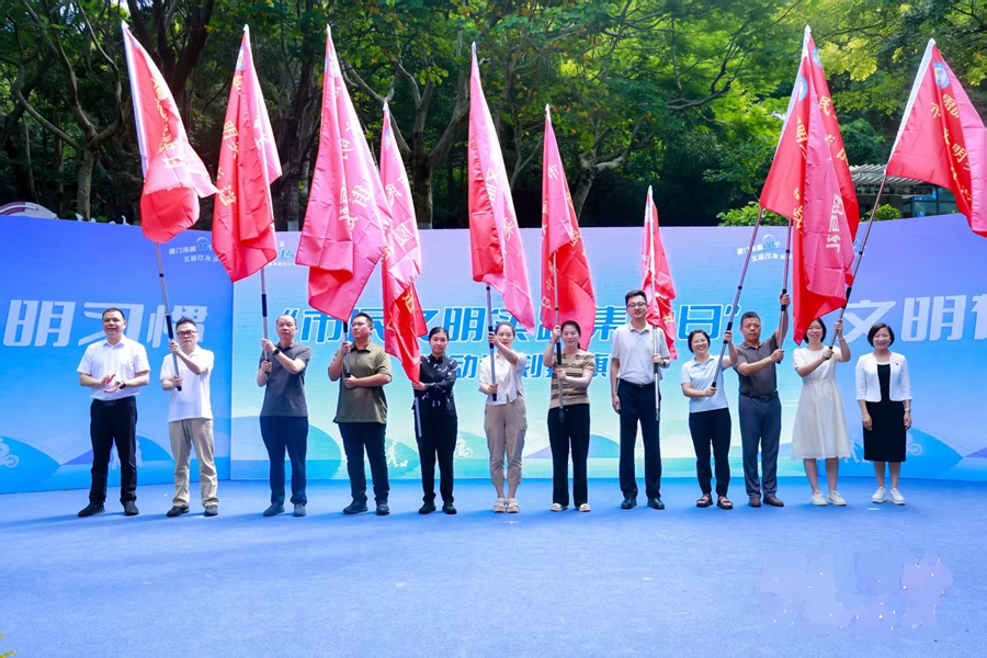 “市民文明實踐集中日”行動計劃授旗。主辦方供圖