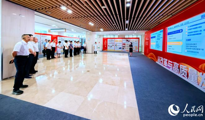 福建省九市一區(qū)、省直有關部門等醫(yī)改工作單位、醫(yī)療衛(wèi)生機構(gòu)、醫(yī)改研究機構(gòu)的相關負責人在龍巖市第一醫(yī)院實地調(diào)研。人民網(wǎng) 李昌乾攝