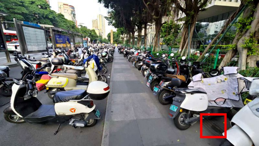 在浦西公交站背后的人行道上，也有不少電動車停放，且完全擋住盲道（紅框位置）。李先生攝于7月6日