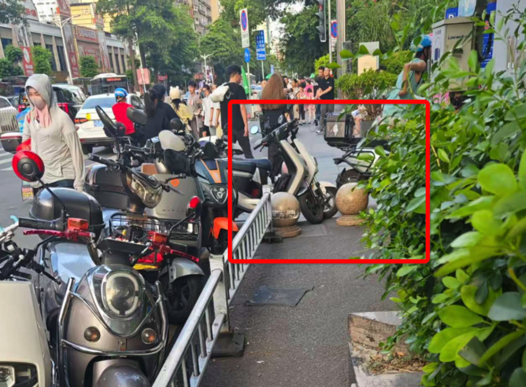 寶洲街萬達(dá)文華酒店門口人行道最窄處，出口被非機(jī)動車違停擋住。李先生攝于7月6日