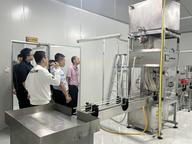 工行福州閩清支行工作人員前往福建省青欖食品有限公司開(kāi)展調(diào)研，查看該企業(yè)生產(chǎn)線(xiàn)擴(kuò)建進(jìn)度。工行福州閩清支行供圖