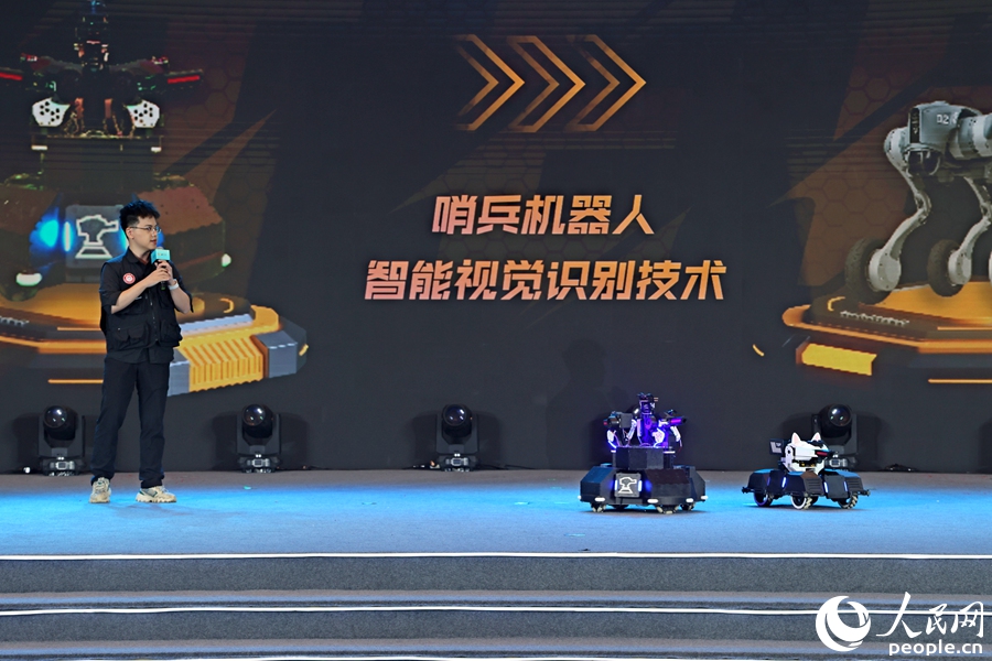集美大學(xué)“機(jī)甲大師”機(jī)器人戰(zhàn)隊演示。人民網(wǎng)記者 陳博攝