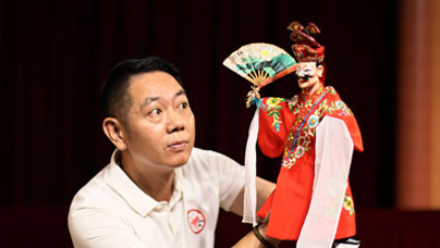 老祖宗的“手辦”會演戲在小小布袋木偶身上，能看到“唱、念、做、打”的戲曲功力，又能感受到真人一般的喜、怒、哀、樂。