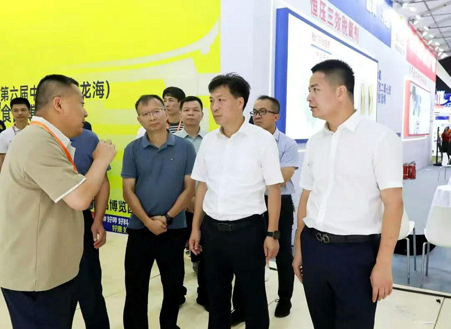 7月15日，葉毓（右二）、陳藝章（右一）帶隊檢查食博會籌備情況。龍海報道組供圖