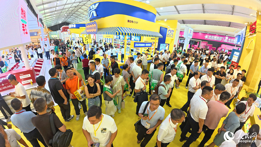 食博會展會現(xiàn)場人潮涌動。人民網(wǎng) 李昌乾攝