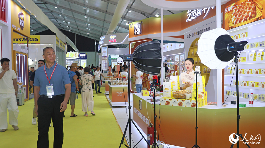 食博會現(xiàn)場，參展商在直播賣貨。人民網(wǎng) 李昌乾攝