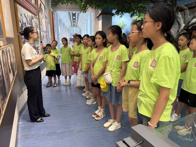 來自新疆木壘的“石榴籽”們?cè)诠任牟o(jì)念館認(rèn)真聽講解。耿雅薇攝