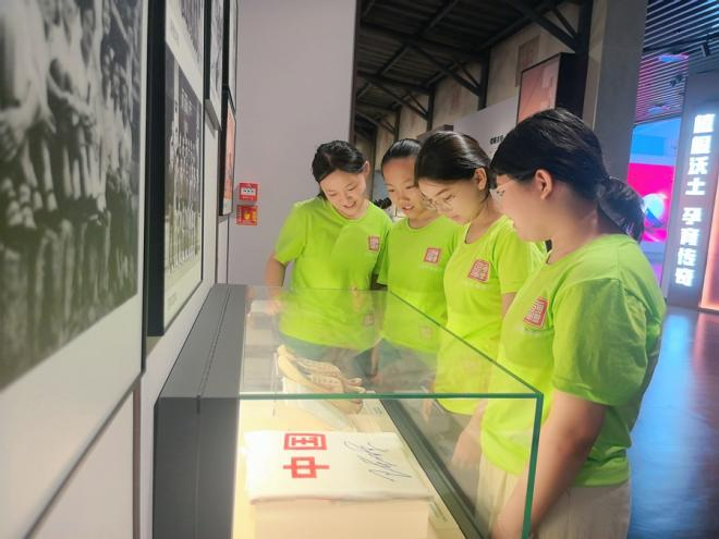 新疆木壘“石榴籽”們?cè)诠任牟o(jì)念館參觀。耿雅薇攝