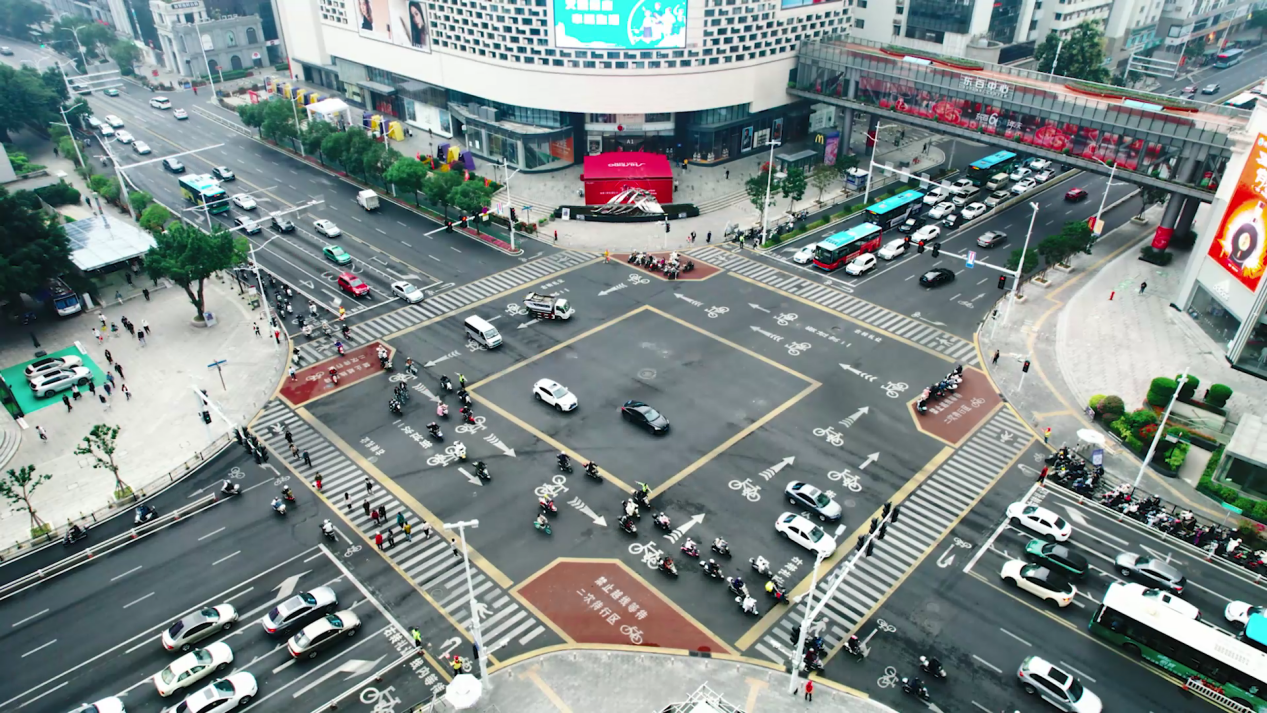 “飛行棋（騎）”通行路口，道路通行效率和安全性得到有效提升。福州市公安局交警大隊鼓樓支隊供圖