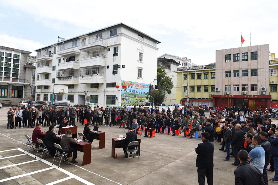 2018年，明溪縣人民法院生態(tài)巡回審判庭首次公開審理非法獵捕案件，以案釋法（資料圖）。明溪縣人民法院供圖