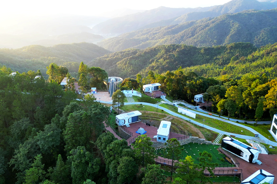 山頂?shù)?2棟“星空屋”，讓游客不僅能近距離觀賞珍稀鳥類，還能俯瞰云海，仰望星空。明溪縣融媒體中心供圖