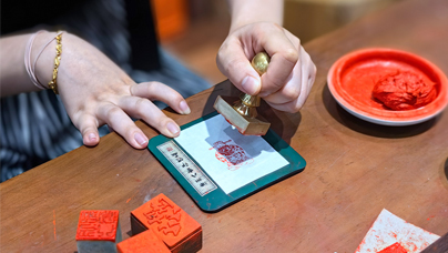 “御用嚴(yán)選”的印泥有多“奢”？作為“漳州三寶”之一，八寶印泥以中藥為原料，包含珍珠、瑪瑙、金箔、麝香、珊瑚等八種珍材，經(jīng)炭火煎制、石臼捶打等30余道工序制成。