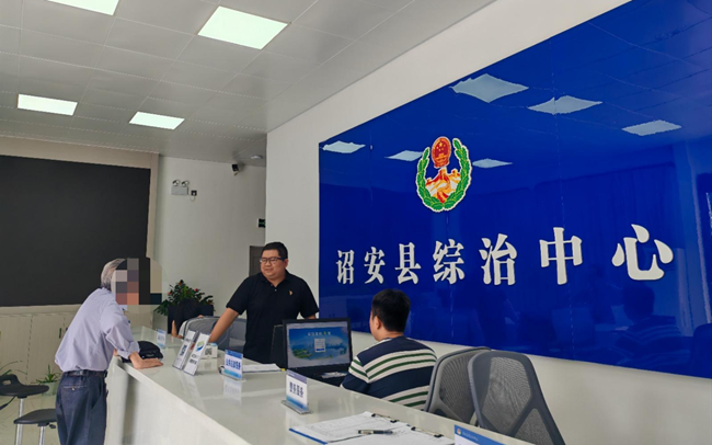 詔安縣綜治中心工作人員接待來訪群眾