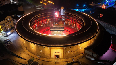 “土樓”變“金樓”一座座中式美學(xué)含量滿滿的圓形建筑在暮色下巍然屹立，那便是世界文化遺產(chǎn)永定土樓群。屹立百年的土樓在燈光的映照下絢麗奪目，宛若“金樓”。