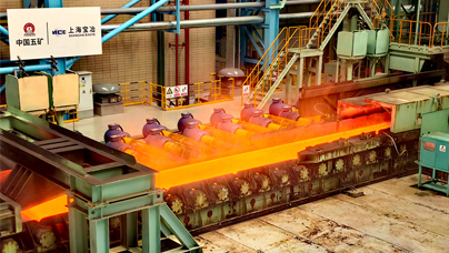 “綠色”鋼鐵洪流在這里誕生短流程全智能電爐綠色煉鋼工藝，比傳統(tǒng)長流程冶煉碳排放下降70%以上，較傳統(tǒng)電爐節(jié)能15%-20%。