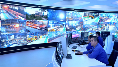 “一根鋼筋”做到底超1200攝氏度高溫的板坯沿著全自動生產(chǎn)線向前輸送，歷經(jīng)粗軋、精軋、層流冷卻、卷取等多道工序，完成從“坯”到“材”的蛻變。