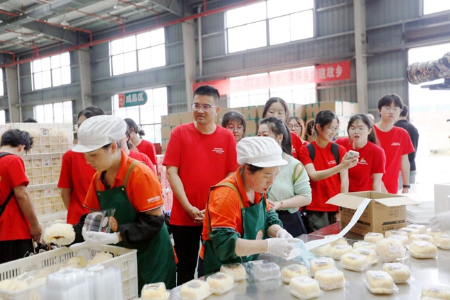 隊員在分揀車間參觀學習
