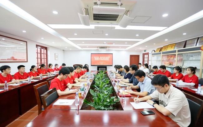 實踐隊隊員與廈門大學(xué)馬克思主義學(xué)院師生座談