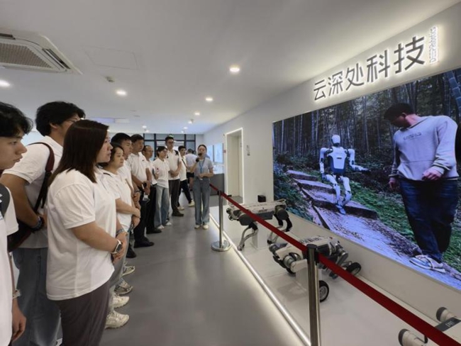 實(shí)踐隊(duì)師生參觀杭州云深處科技有限公司