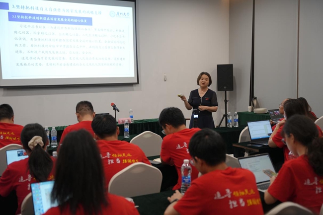 實(shí)踐隊(duì)師生認(rèn)真聆聽(tīng)專(zhuān)題講座