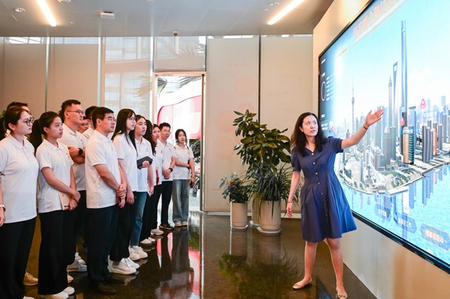 實踐隊師生在陸家嘴金融城黨群服務(wù)中心調(diào)研學(xué)習(xí)