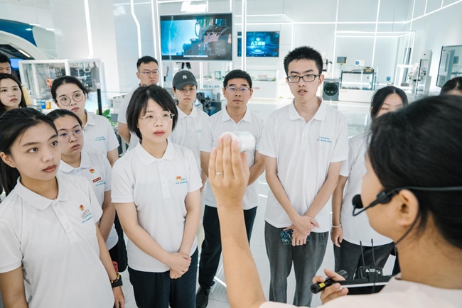 實踐隊師生在長三角G60科創(chuàng)走廊規(guī)劃展示館調(diào)研學(xué)習(xí)