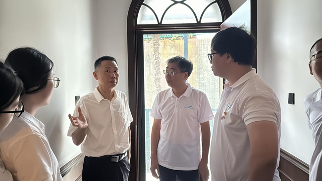 企業(yè)員工為實(shí)踐隊(duì)講述祖孫四代堅(jiān)守鐵路的故事