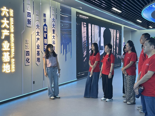 講解員為實(shí)踐隊(duì)介紹貴州六大產(chǎn)業(yè)基地概況