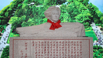 綠水青山里的“永定紅”“永定紅”是龍巖市永定區(qū)特產(chǎn)的一種顏色溫暖紅潤的礦石，因結(jié)構(gòu)致密、質(zhì)地堅(jiān)硬、性能穩(wěn)定，成為優(yōu)質(zhì)的建筑石料。