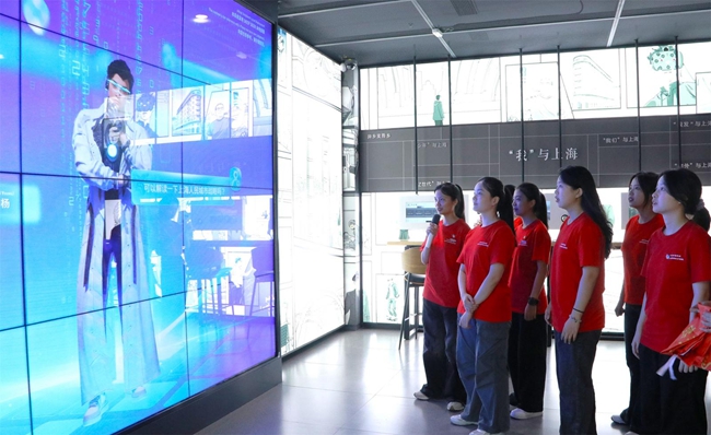 實踐隊師生在上海人民城市實踐展示館調(diào)研學習