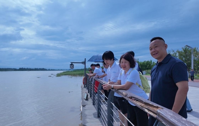 實踐隊走訪調(diào)研渭河治理公園