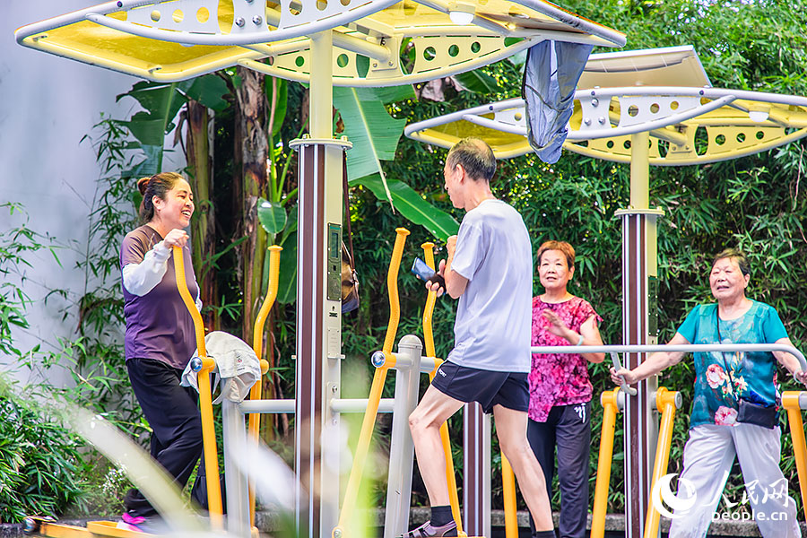 7月24日，清晨的福州左海公園，一處智能健身驛站已聚集了眾多健身愛好者。人民網(wǎng)記者 焦艷攝
