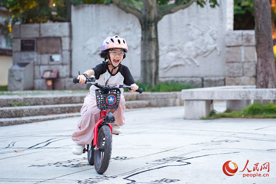 7月15日，在福建福州的冶山春秋園，一位小女孩在練習(xí)騎自行車。實(shí)習(xí)生 魏建燁攝