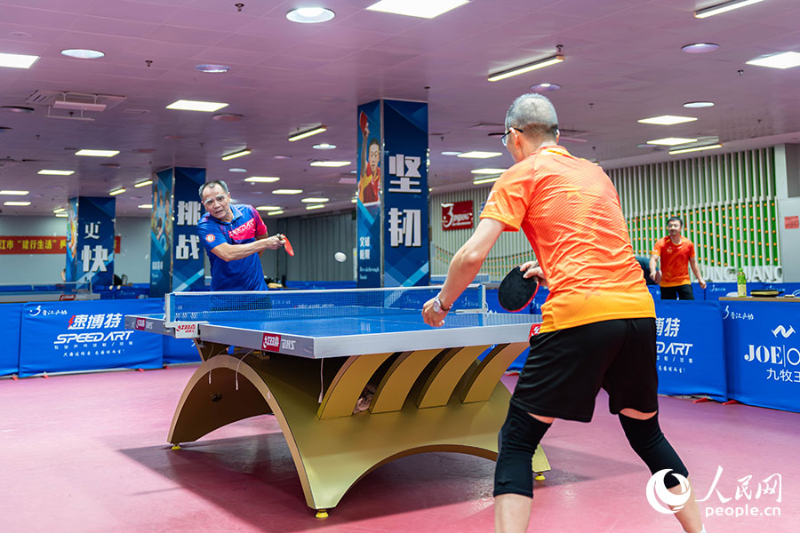 7月13日，福建晉江的安踏全民健身中心乒乓球館內(nèi)，一群乒友正在進(jìn)行日常乒乓球?qū)Υ蛴?xùn)練。實(shí)習(xí)生 林靜茹攝