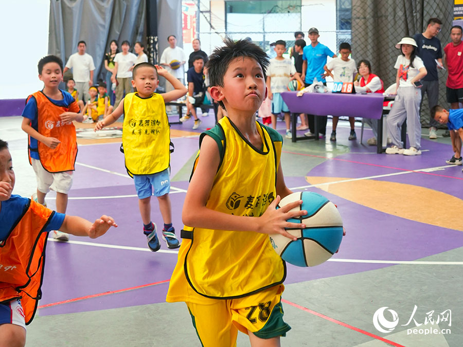 6月28日，在福建福州一處籃球公園，小朋友們正在進(jìn)行一場(chǎng)激烈的籃球比賽。實(shí)習(xí)生 梁珂源攝