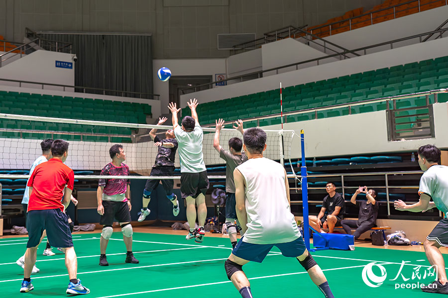 7月15日，位于福建福州的福建省奧林匹克體育中心，一群氣排球愛好者在一起打球。實(shí)習(xí)生 魏建燁攝